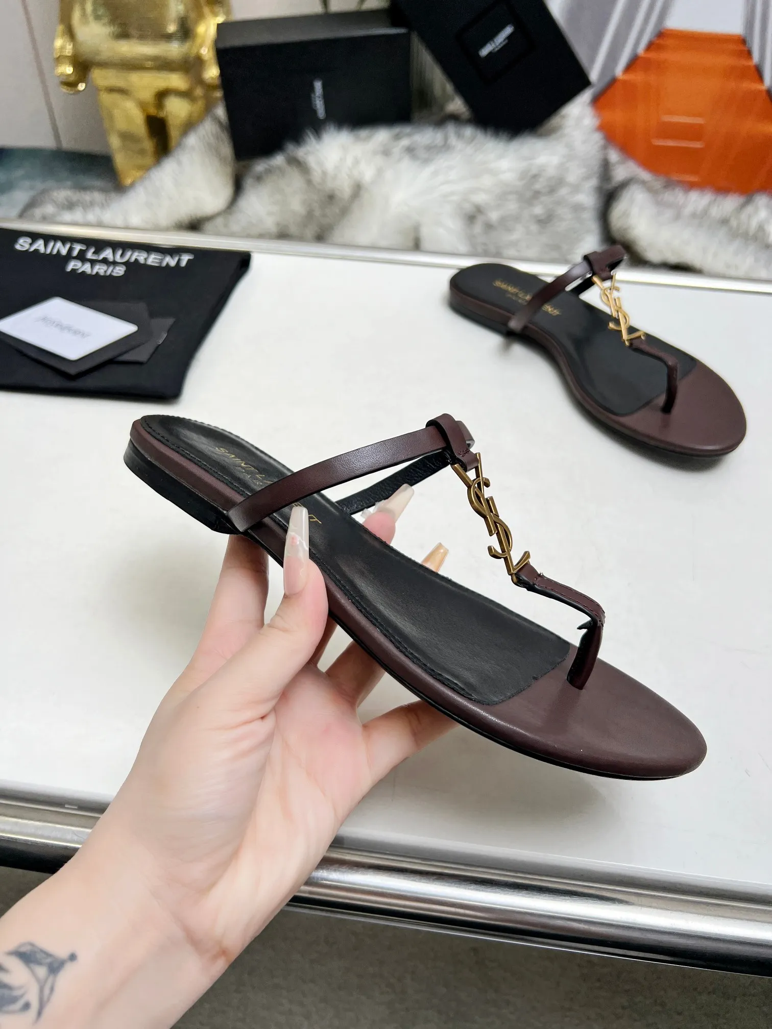 👟👟Ex-factory price 340👟👟 Genuine leather sole +40 Factory number: 5678-2 "Saint Laurent" YSL counter classic flip-flops. High-end customization and top quality. Continuing the family's classic hardware buckle design, it is simple and elegant. The flat 1CM bottom makes it easy for women to control. The unique back buckle design can make the shoes exude a sexy, sweet and feminine look. ▪️Upper: imported grade A cowhide ▪️outsole: Italian cowhide ▪️inner/foot pad: imported sheepskin ▪️heel height: 1cm ▪️size: 35-44 (43 44 customized, non-returnable)